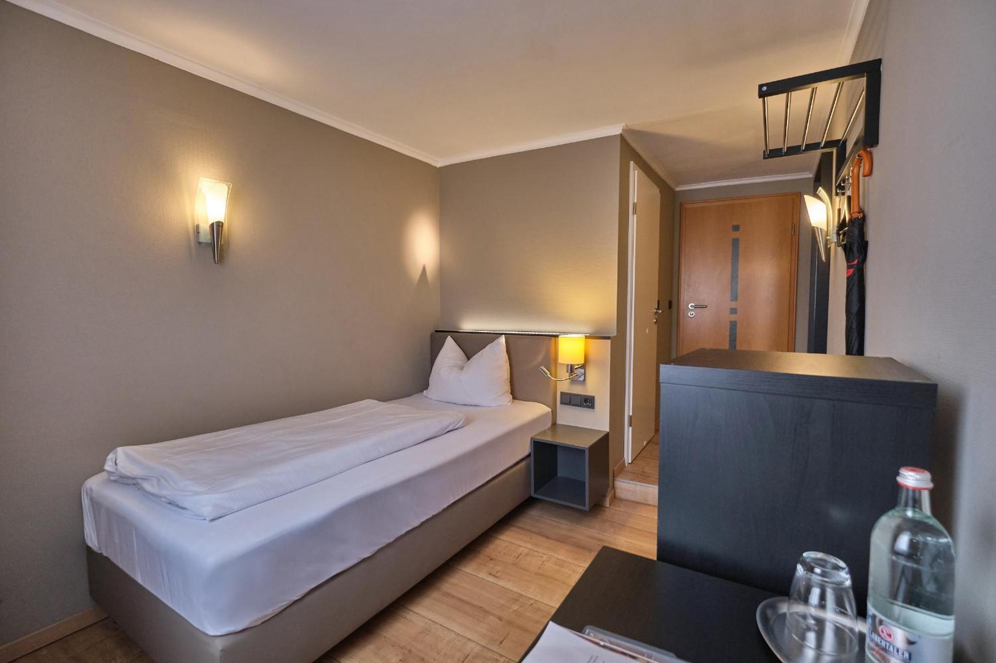 Hotel Roter Hahn Ratisbona Exterior foto